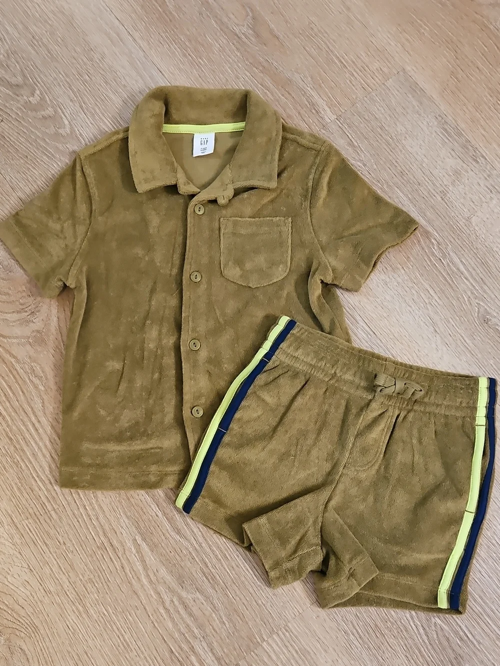 GAP Toddler Boys size 3 Short Sleeve Shirt and Shorts Set
